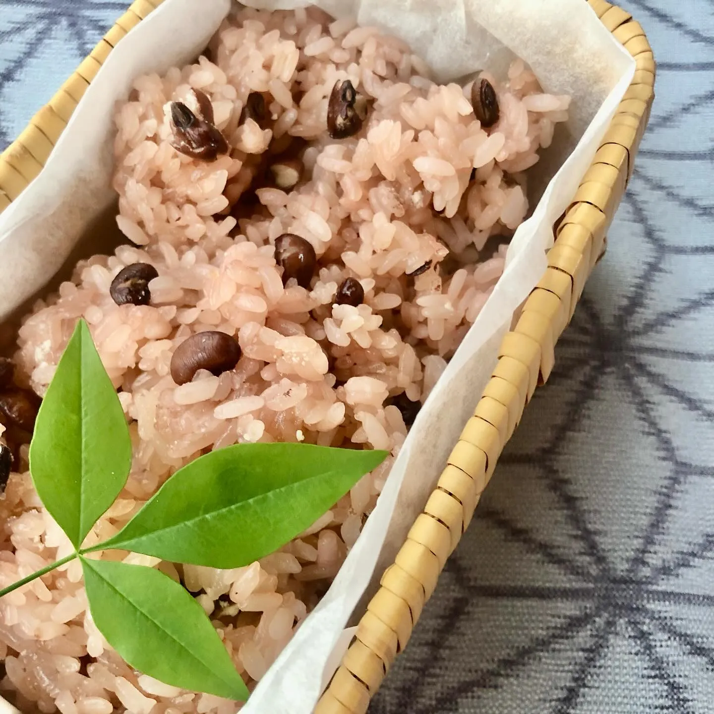 ゑびすや本店のお赤飯は「餅米、ささげ、ごま、塩」のみでできて...
