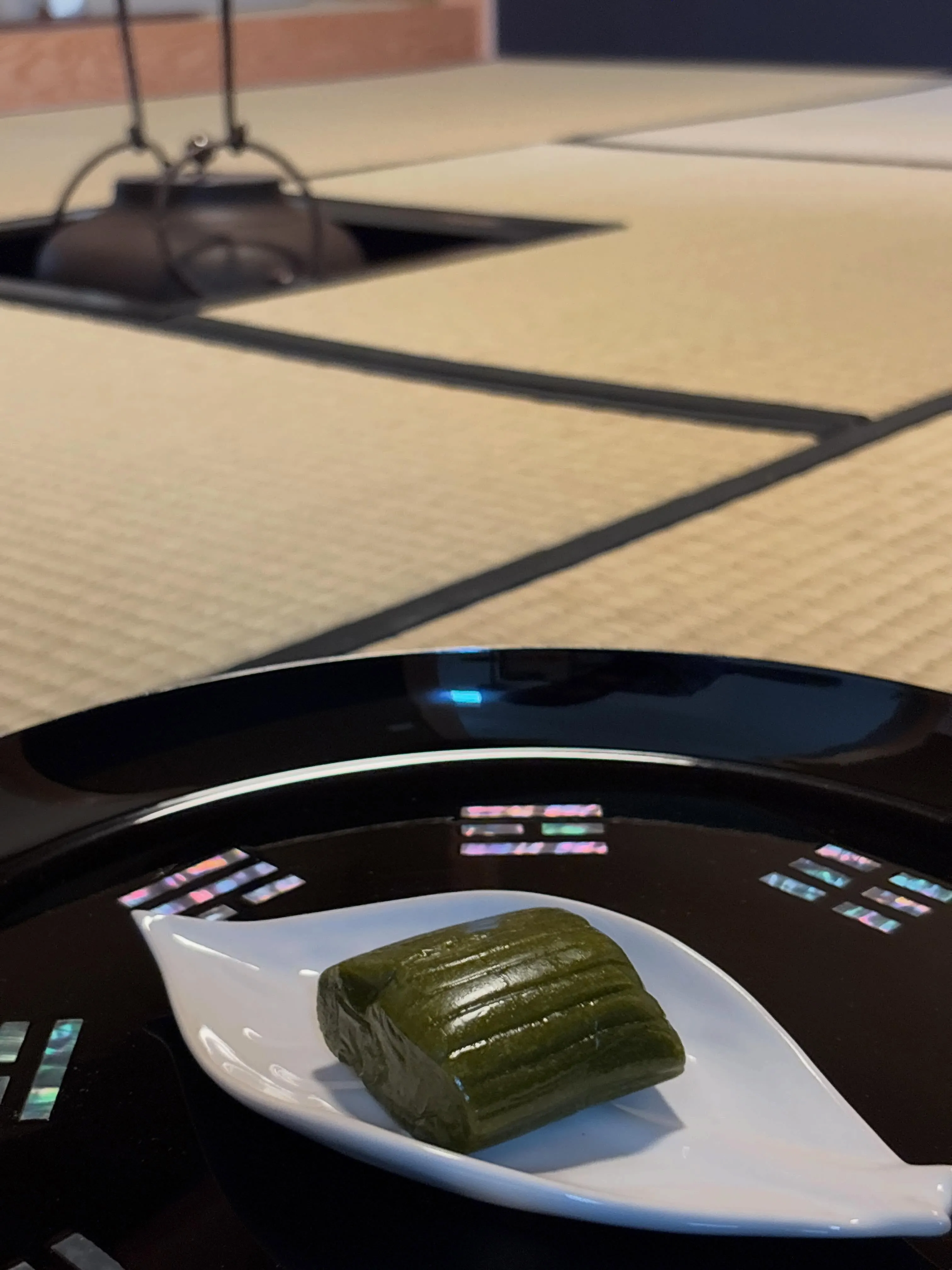ゑびすや本店の人気商品のひとつ、『お茶風味すあま』🍵