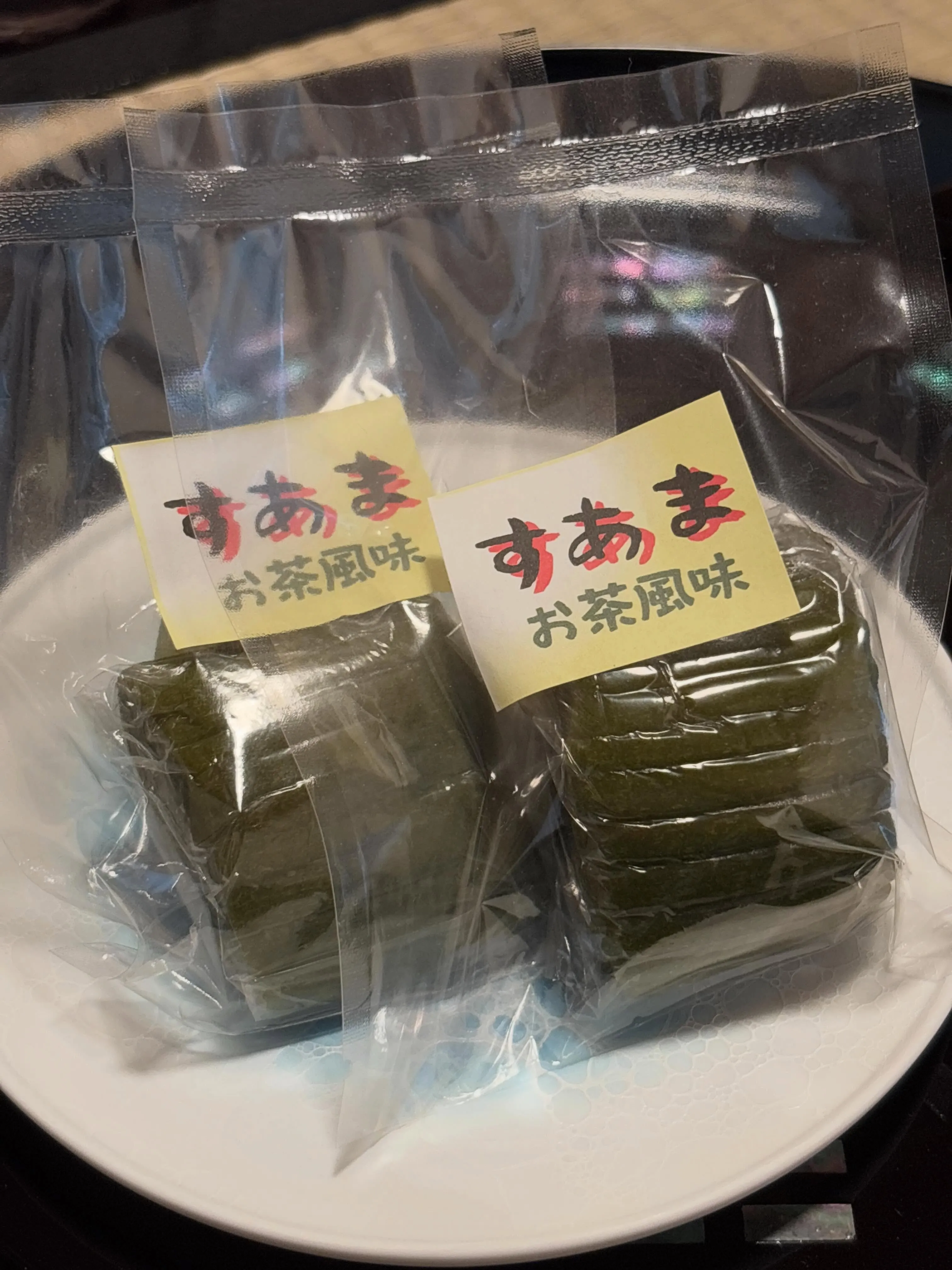 ゑびすや本店の人気商品のひとつ、『お茶風味すあま』🍵